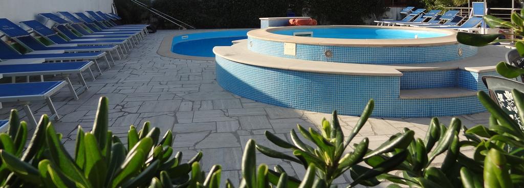 Hotel Eco Del Mare Марина ди Маса Екстериор снимка