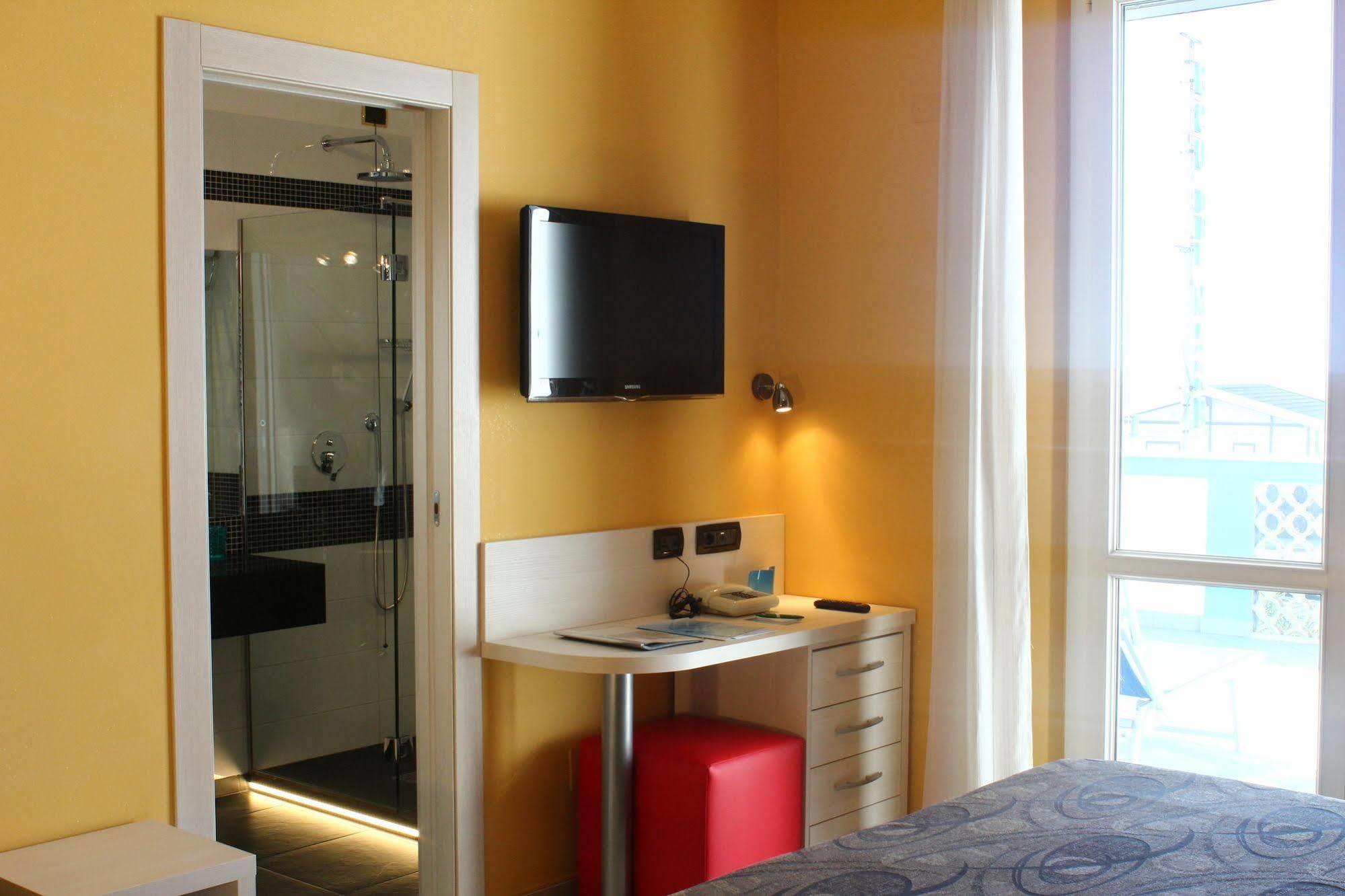 Hotel Eco Del Mare Марина ди Маса Екстериор снимка