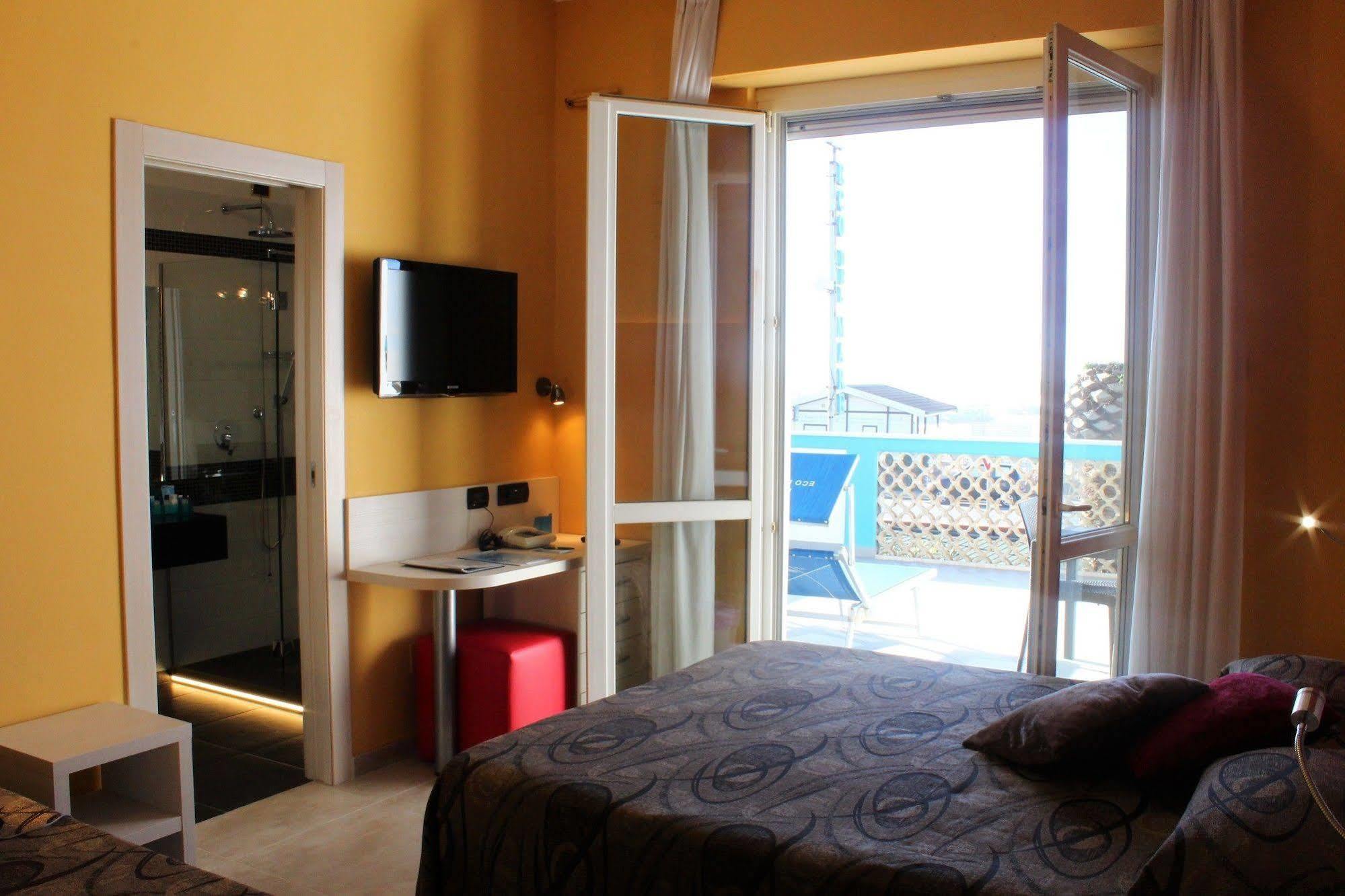 Hotel Eco Del Mare Марина ди Маса Екстериор снимка
