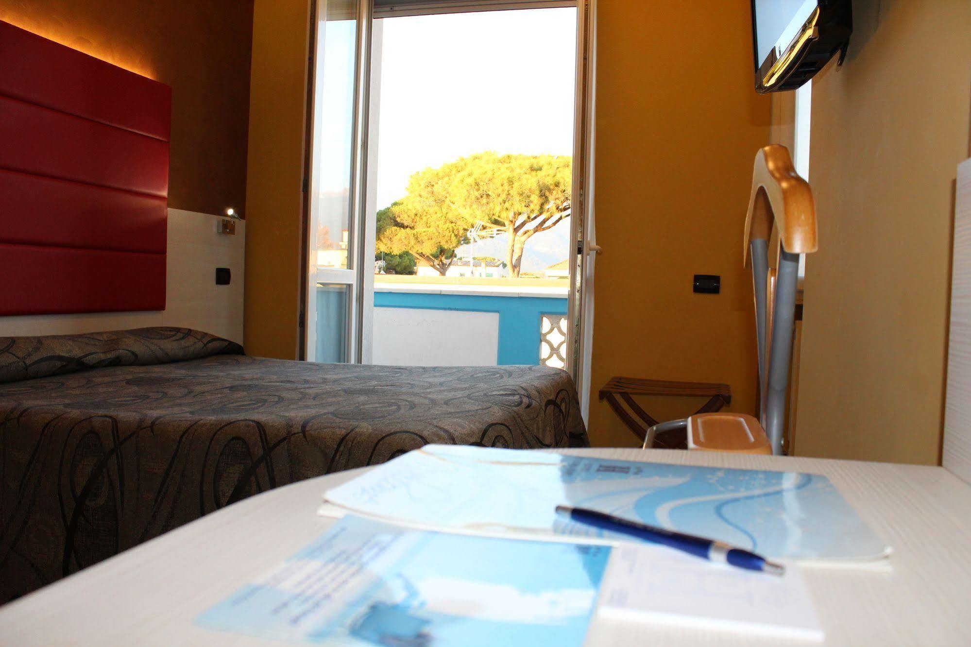 Hotel Eco Del Mare Марина ди Маса Екстериор снимка